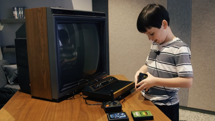 Современные дети пробуют играть в видеоигры 80-х